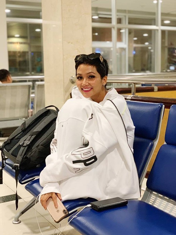 Nghệ sĩ Hoài Linh bay vòng ở sân bay ảnh 2 Nghe si Hoai Linh bay vong o san bay anh 2