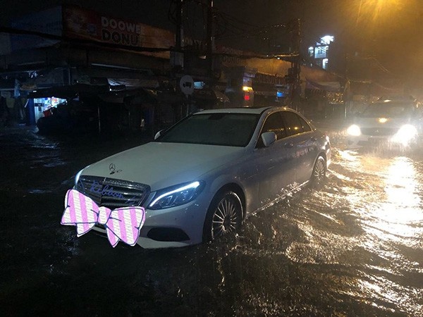 Nghệ sĩ Hoài Linh bay vòng ở sân bay ảnh 4 Nghe si Hoai Linh bay vong o san bay anh 4