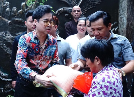 Ngoc Son phat 10 tan gao cho nguoi dan truoc nha rieng ngay mua bao hinh anh