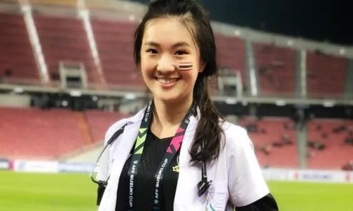 Nhan sac cua nguoi dep hoa hau lam bac si tuyen Thai Lan tai AFF Cup hinh anh