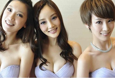 Ly Tieu Lo an than giua thi phi ngoai tinh voi hai sao nam tre hinh anh