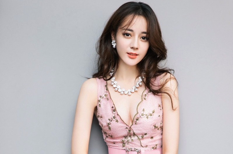 Dich Le Nhiet Ba goi cam xuat hien sau vu tay chay Dolce & Gabbana hinh anh