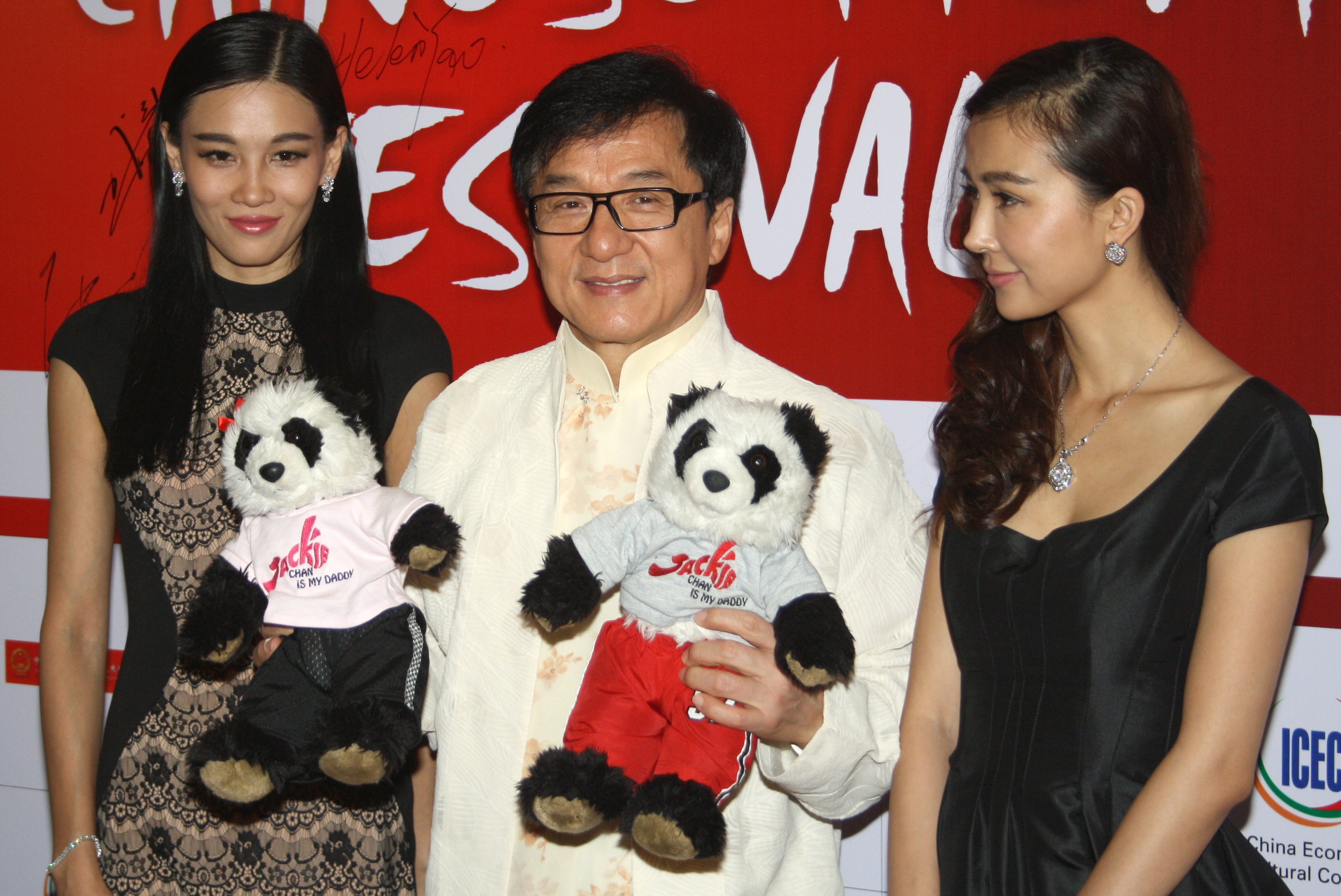 Thanh Long qua dem voi gai mai dam anh 4