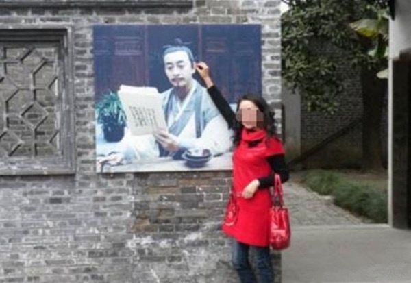 Lục Tiểu Linh Đồng gây tranh cãi ảnh 3 Luc Tieu Linh Dong gay tranh cai anh 3