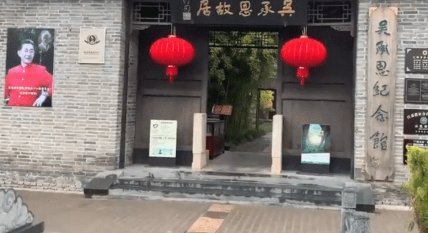 Lục Tiểu Linh Đồng gây tranh cãi ảnh 1 Luc Tieu Linh Dong gay tranh cai anh 1