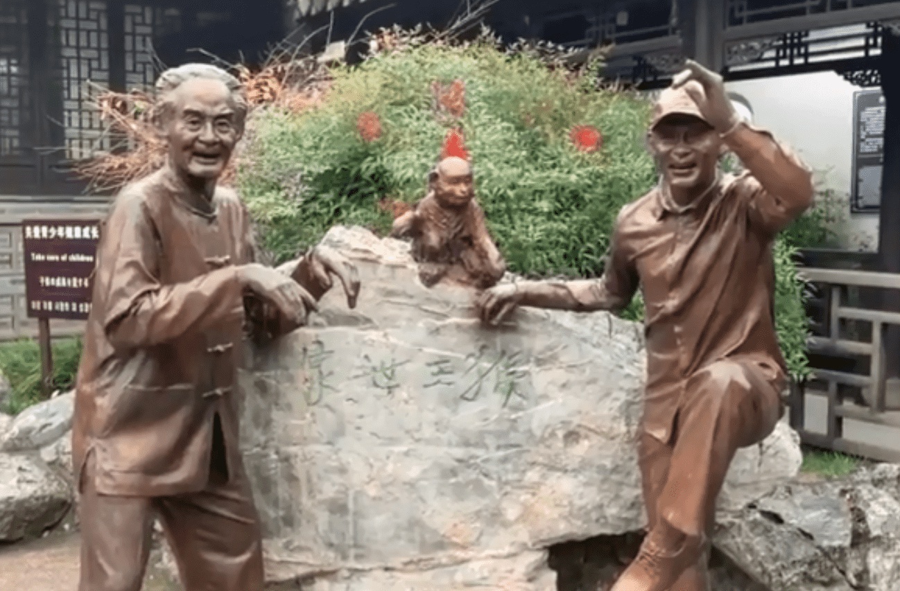 Lục Tiểu Linh Đồng gây tranh cãi ảnh 2 Luc Tieu Linh Dong gay tranh cai anh 2