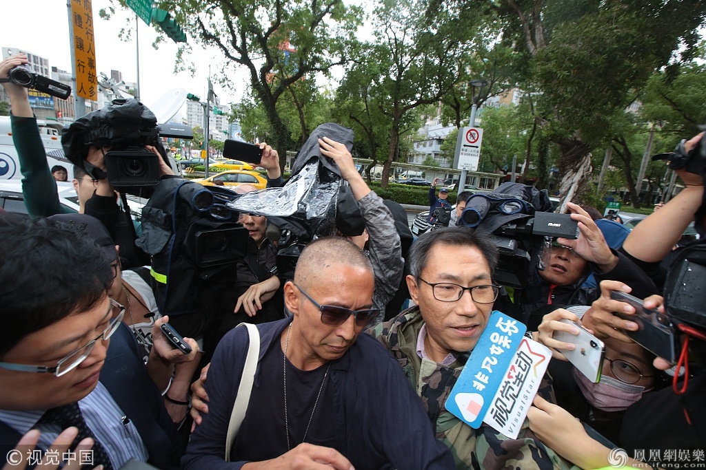 Nữu Thừa Trạch trình diện cảnh sát ảnh 3 Nuu Thua Trach trinh dien canh sat anh 3