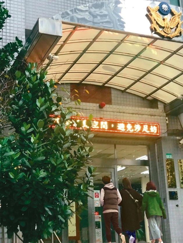 Nữu Thừa Trạch trình diện cảnh sát ảnh 2 Nuu Thua Trach trinh dien canh sat anh 2