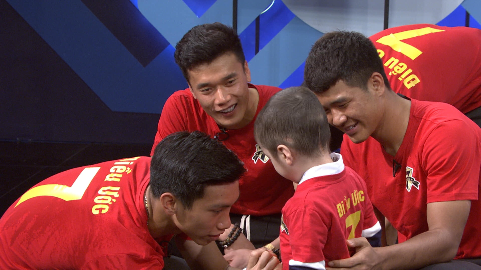 Cac cau thu khoc truoc cau be 4 tuoi anh 3