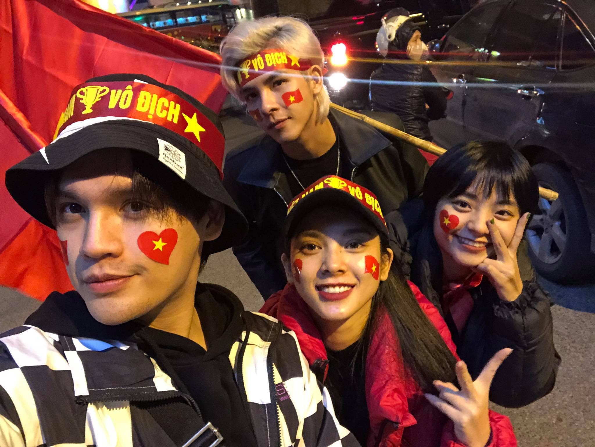 Sao Viet xuong pho mung VIet Nam vo dich anh 7