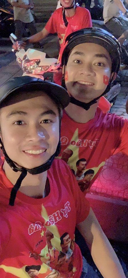 Sao Viet xuong pho mung VIet Nam vo dich anh 5