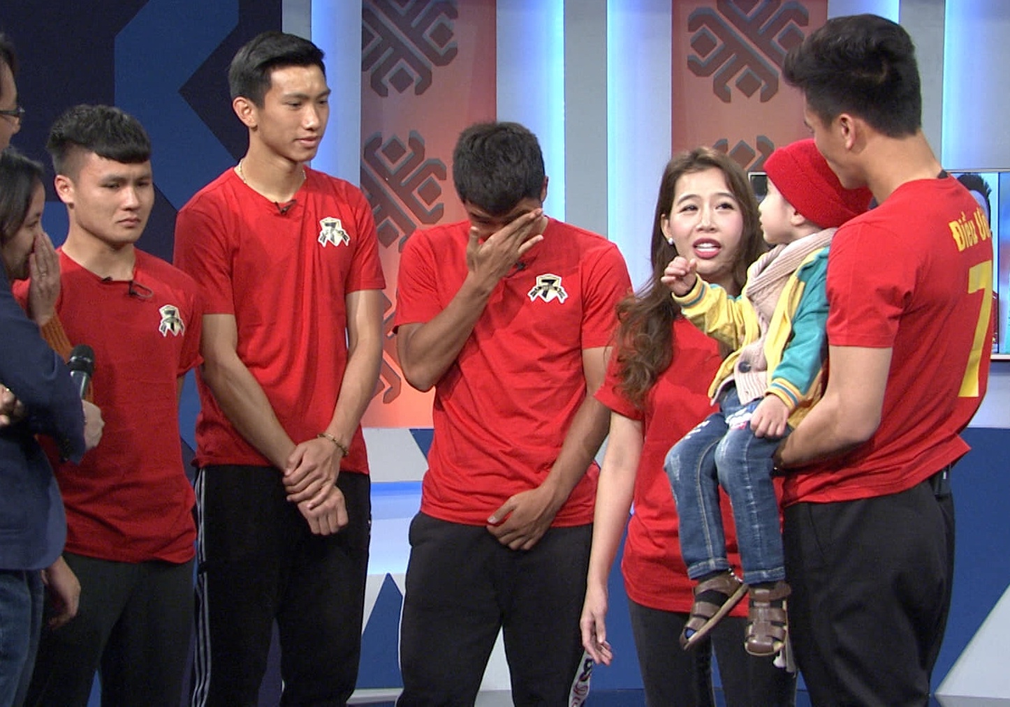 Quang Hai, Duc Chinh khoc va hua mang cup tang em be 4 tuoi bi u nao hinh anh