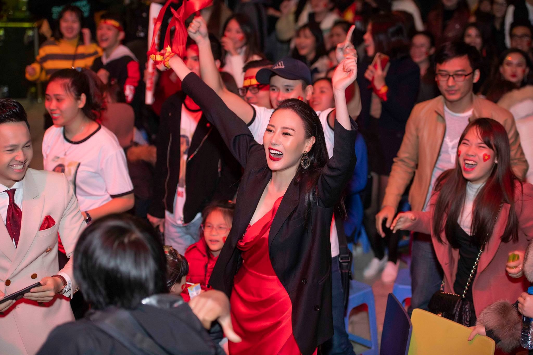 Sao Viet xuong pho mung VIet Nam vo dich anh 6