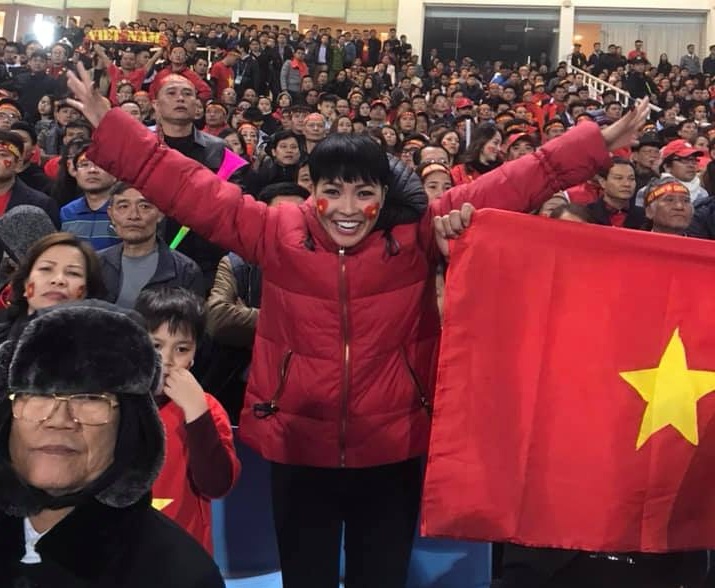 Trường Giang và Nhã Phương cổ vũ Việt Nam ảnh 2 Truong Giang va Nha Phuong co vu Viet Nam anh 2