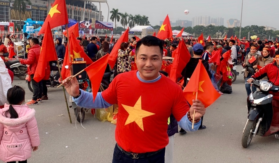 Clip dien vien Ly Hung phan khich truoc gio bong lan hinh anh