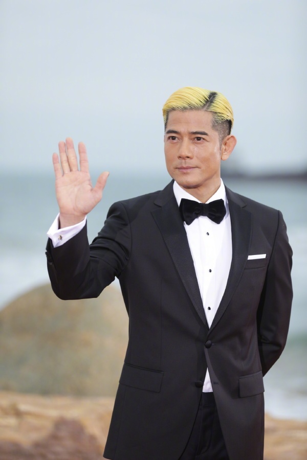 Sao hoa ngu tren tham do anh 14