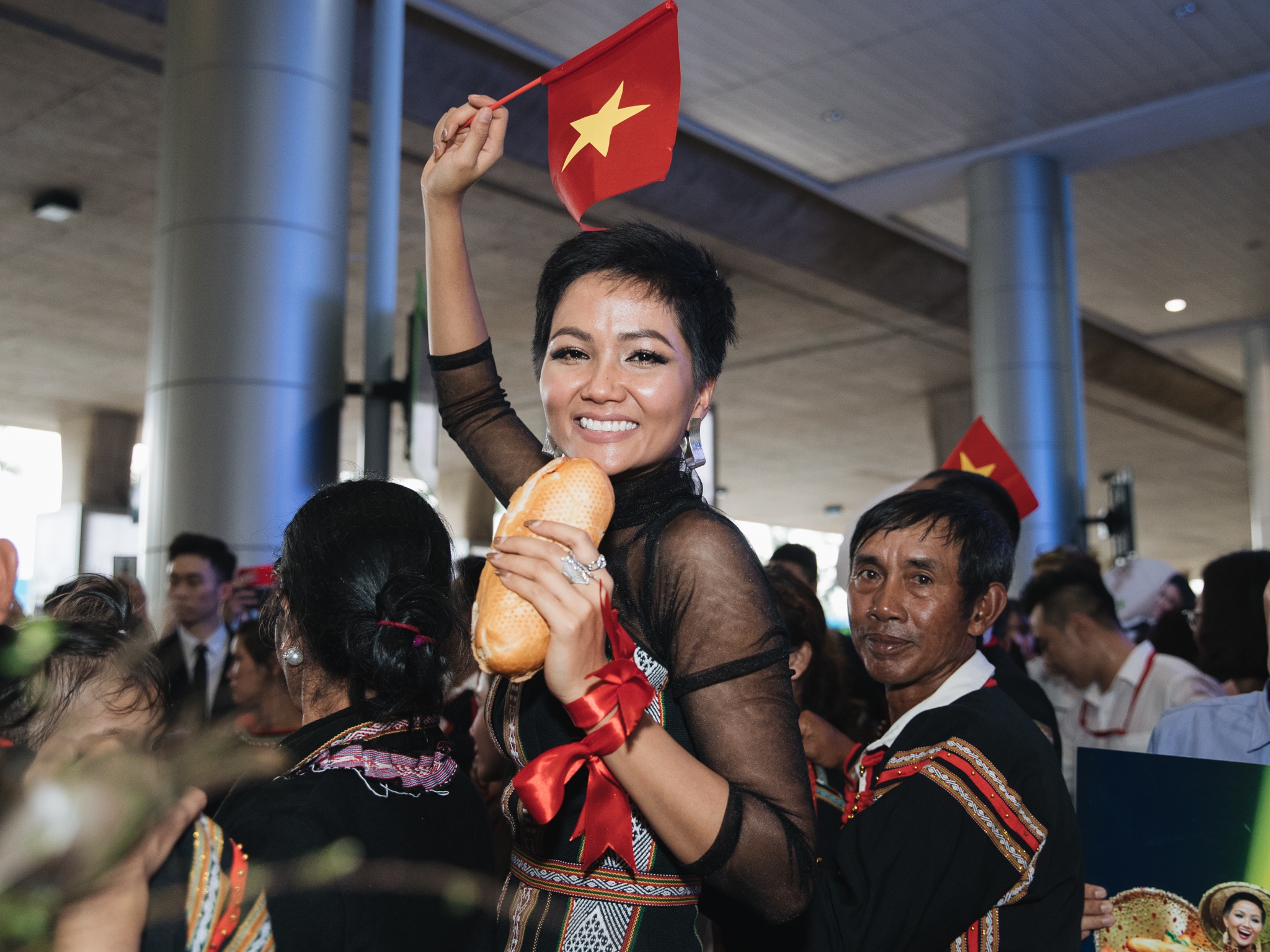 H'Hen Nie cam banh mi, bat khoc giua vong tay chao don ngay tro ve hinh anh