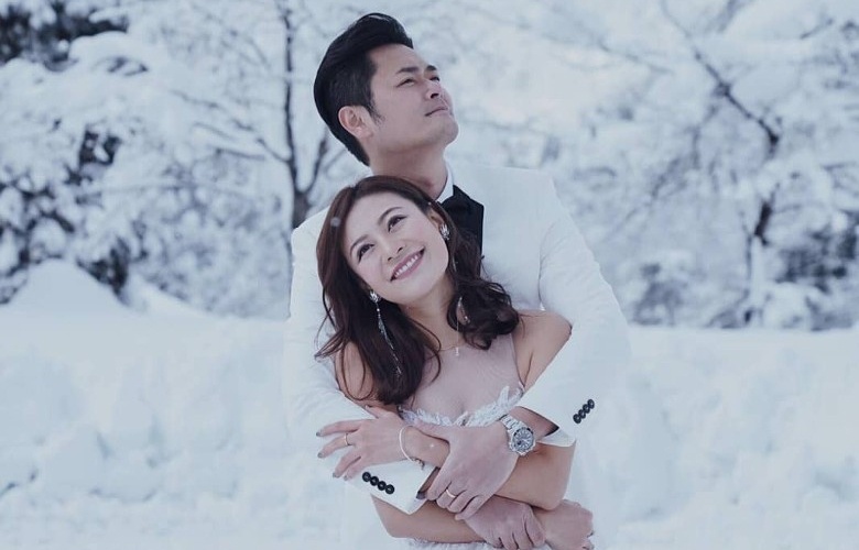 My nhan Hong Kong mac vay ren, chup anh cuoi duoi tuyet hinh anh