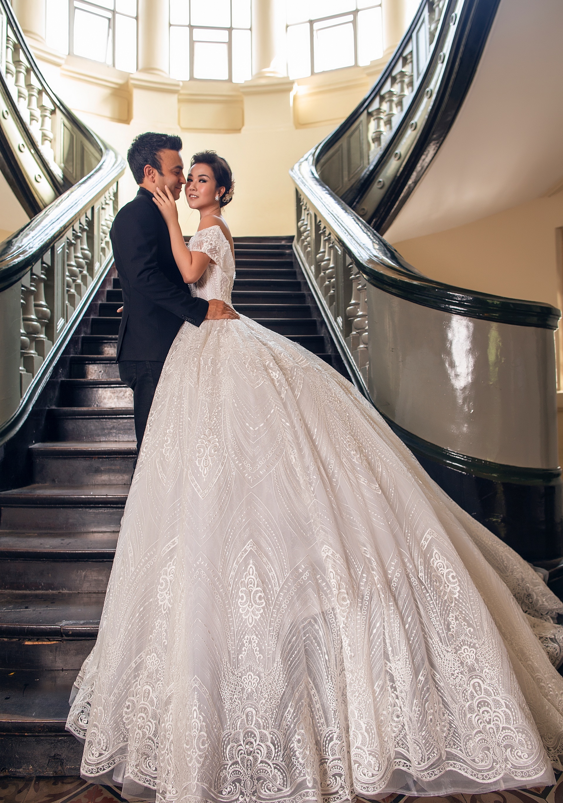 Vo Ha Tram cuoi anh 1