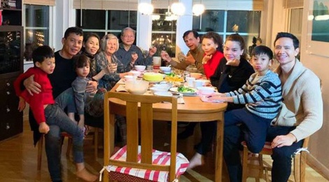 Ho Ngoc Ha cung ba me gap go gia dinh Kim Ly o Thuy Dien hinh anh