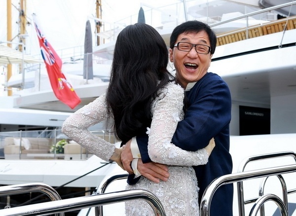Vi sao Thanh Long phoi bay qua khu trac tang, qua dem voi gai mai dam? hinh anh