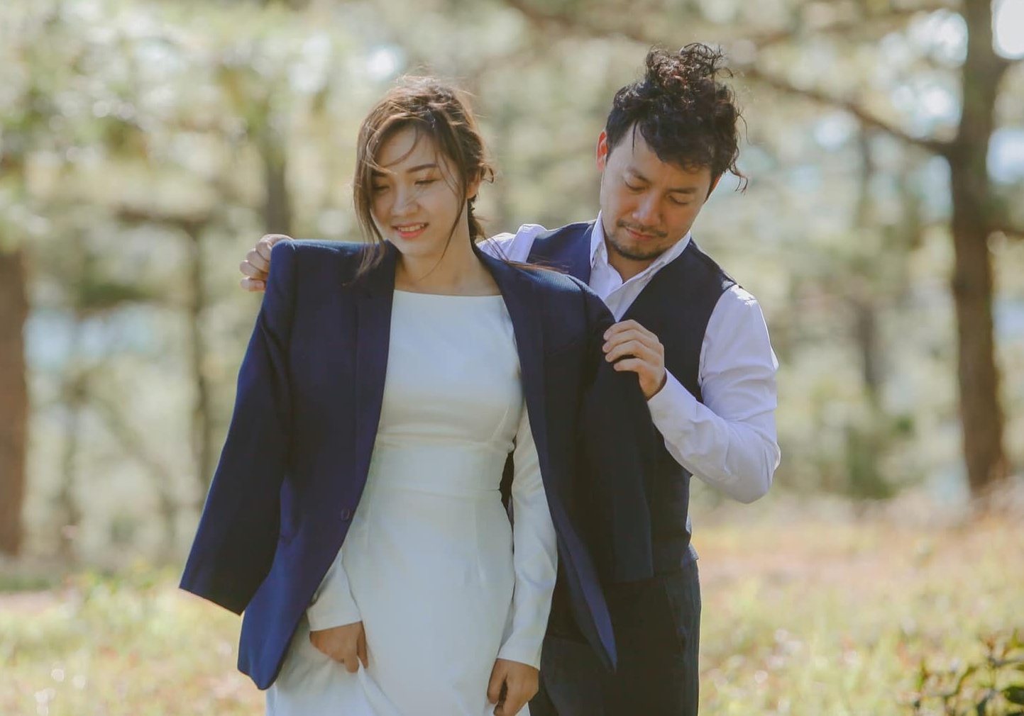 Dinh Tien Dat khoe anh ben co dau: 'Giau ky lam roi ma van bi lo' hinh anh