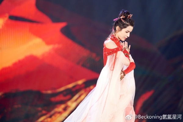 My nu Tan Cuong Cap Ny Khac Tu anh 3