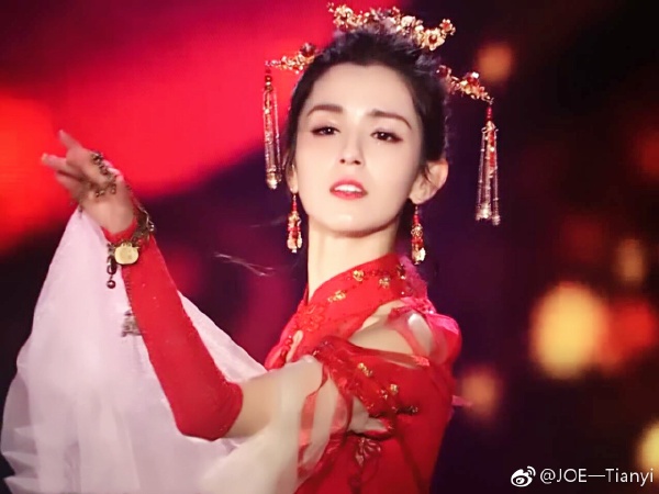 My nhan Tan Cuong gay tranh cai khi duoc o be vi qua dep hinh anh