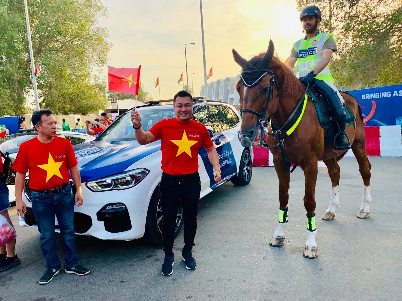 Lý Hùng sang UAE cổ vũ Việt Nam ảnh 1 Ly Hung sang UAE co vu Viet Nam anh 1