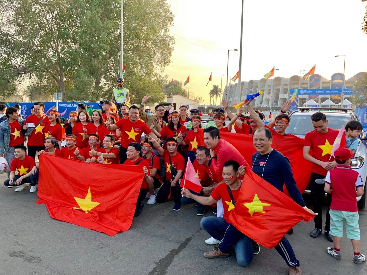 Lý Hùng sang UAE cổ vũ Việt Nam ảnh 2 Ly Hung sang UAE co vu Viet Nam anh 2