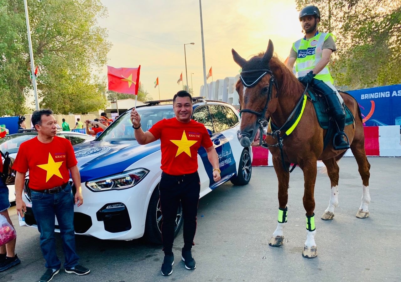 Dien vien Ly Hung cung nhieu co dong vien toi UAE co vu tuyen Viet Nam hinh anh