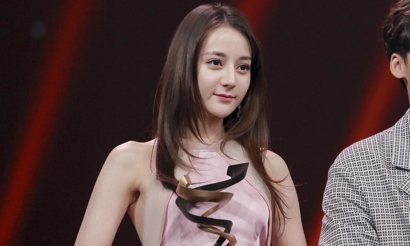 Dich Le Nhiet Ba gianh giai thuong lon, vuot Trieu Vy va Ly Bang Bang hinh anh