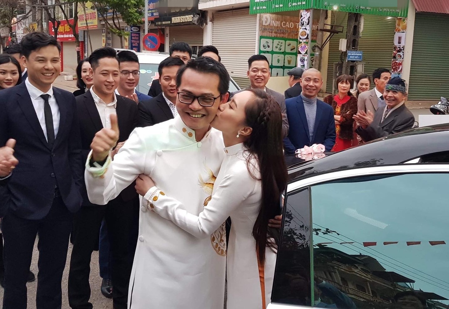 Nhieu nghe si ve Son La du le cuoi NSND Trung Hieu va co dau 9X hinh anh