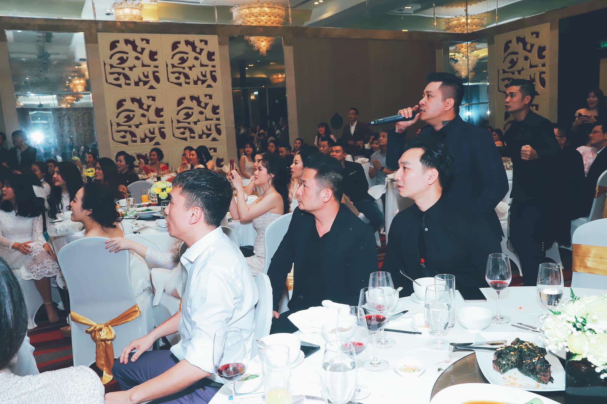 Sao Việt vỡ òa khi Việt Nam vào tứ kết Asian Cup ảnh 4 Sao Viet vo oa khi Viet Nam vao tu ket Asian Cup anh 4