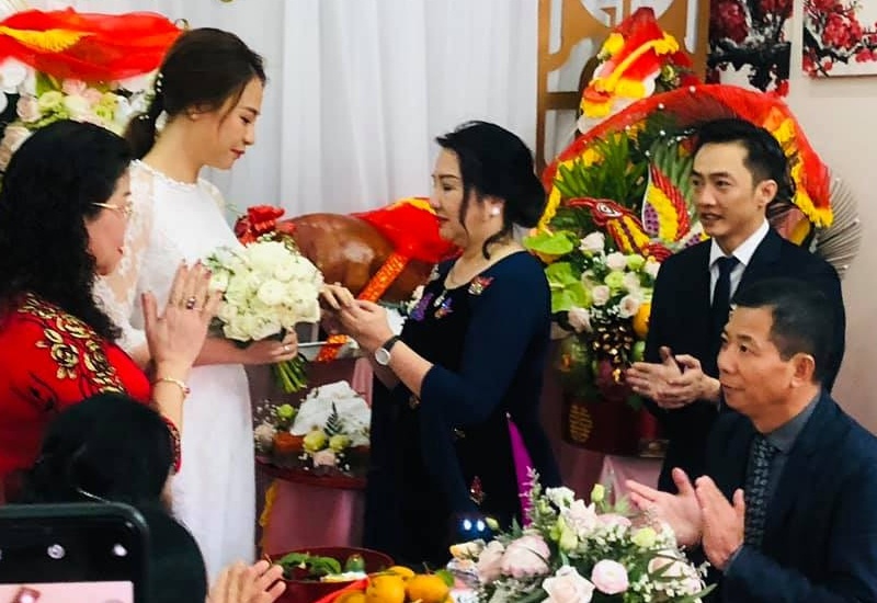 Me Cuong Do La tang nhan cho con dau Dam Thu Trang trong dam hoi hinh anh