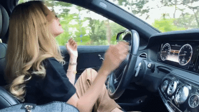 Clip Hoang Thuy Linh buong hai tay khi lai xe hinh anh