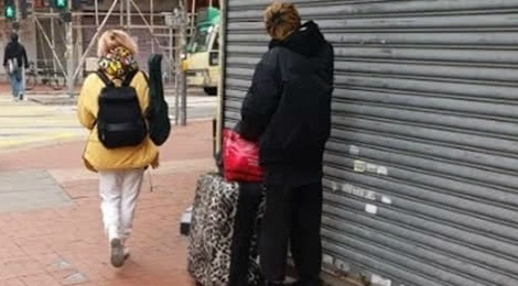 Con gai Thanh Long va ban doi song canh lang thang o Hong Kong hinh anh