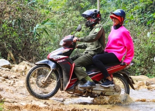 Dan mang quoc te khen ngoi anh H'Hen Nie di xe may don Tet o Son La hinh anh