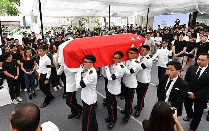 Le tang theo nghi thuc quan nhan cua tai tu Singapore vua qua doi hinh anh