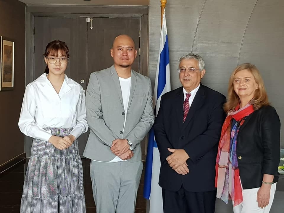 Ca sĩ Thái Lan xin lỗi vì áo Đức Quốc Xã ảnh 2 Ca si Thai Lan xin loi vi ao Duc Quoc Xa anh 2