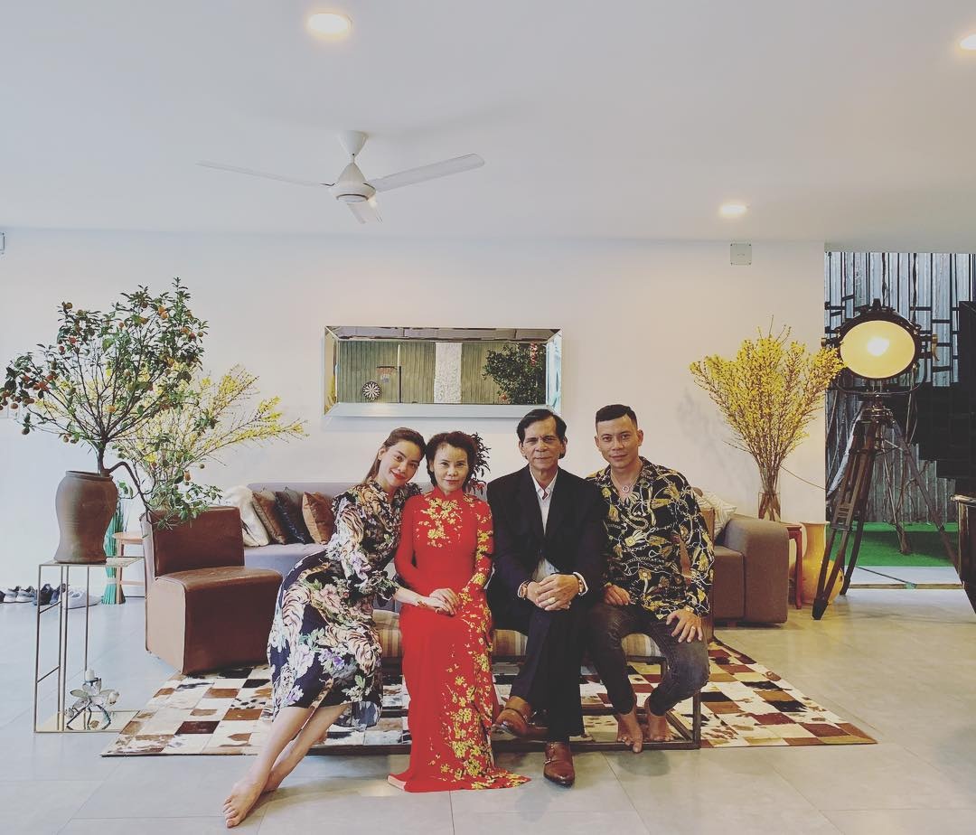 Dam Thu Trang don Tet ben gia dinh Cuong Do La anh 2