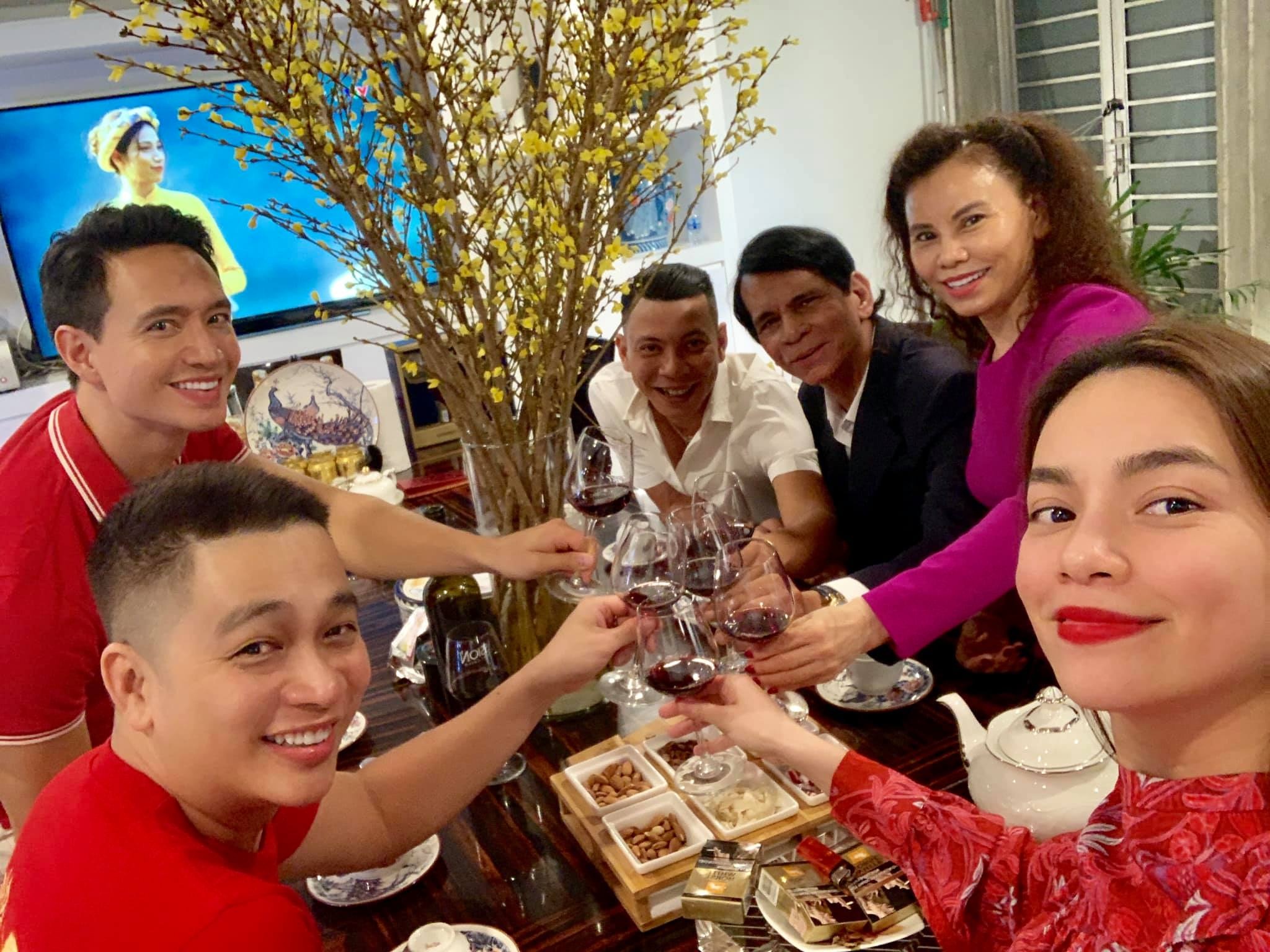 Dam Thu Trang don Tet ben gia dinh Cuong Do La anh 3