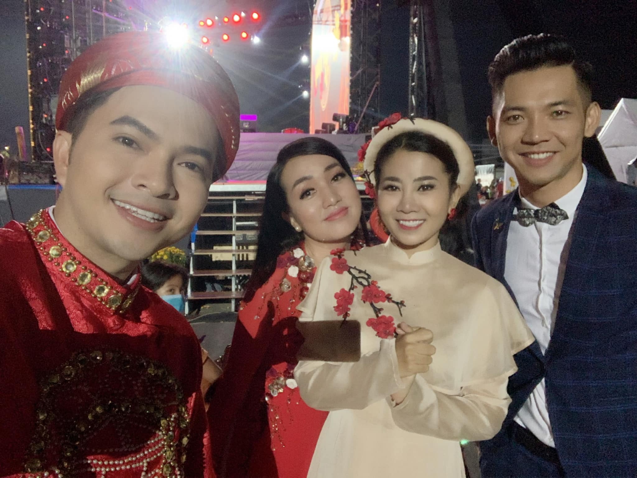 Dien vien Mai Phuong tu lai xe den chuc Tet nha Oc anh 3