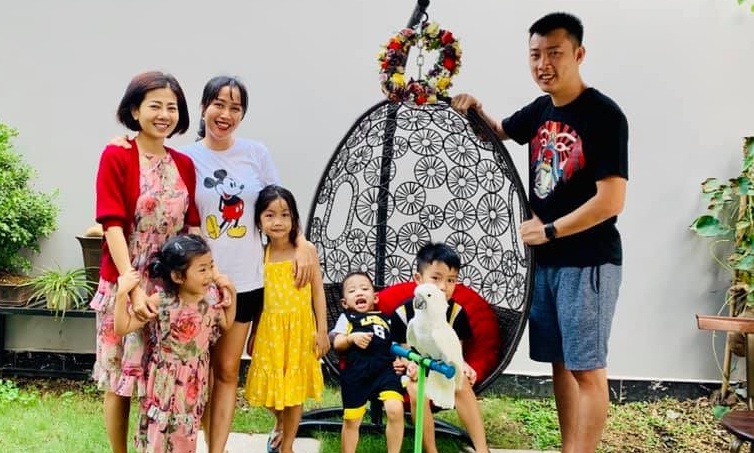 Dien vien Mai Phuong tu lai xe den chuc Tet nha Oc Thanh Van hinh anh