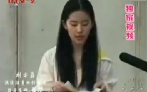 Clip Luu Diec Phi thuyet trinh trong buoi bao ve luan van hinh anh