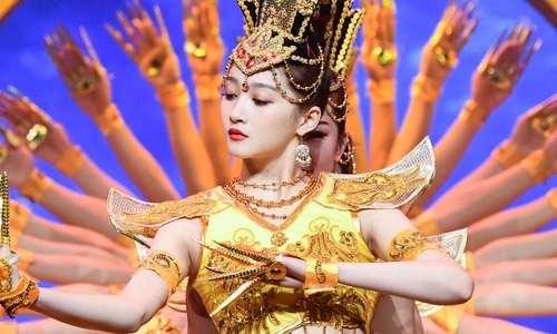 My nhan Quan Hieu Dong bi phan doi khi mua 'Phat ba nghin tay' hinh anh