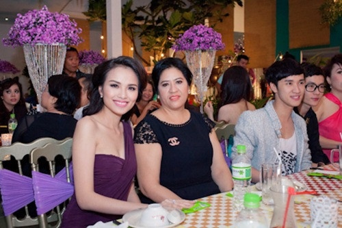 Diem Huong lam hoa voi me anh 2