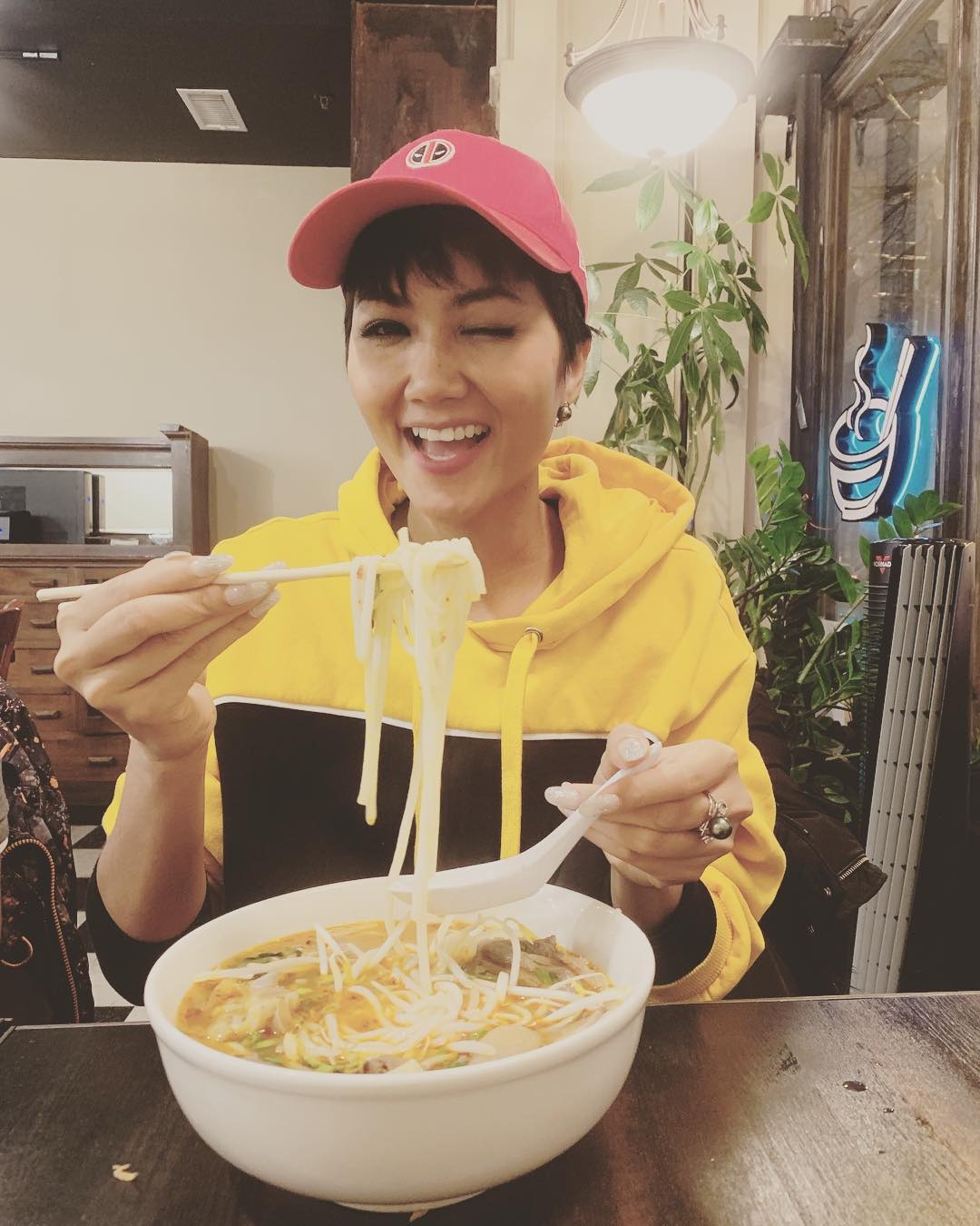 H'Hen Nie khoe mat moc anh 4