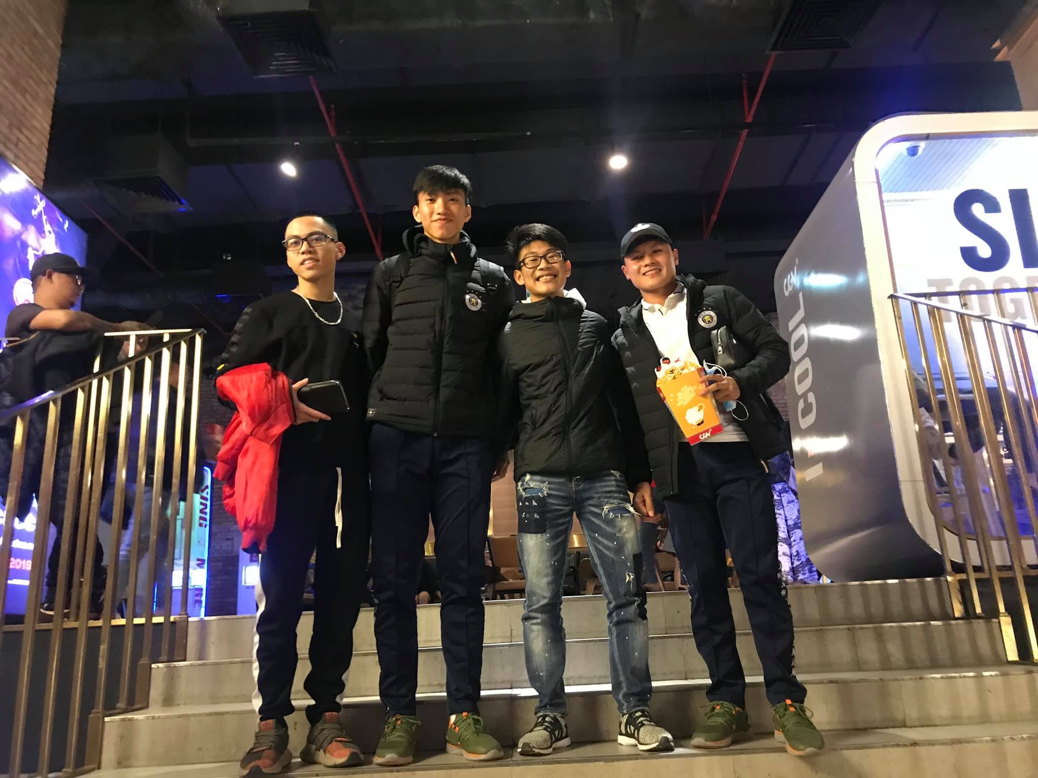 Quang Hai,  Bui Tien Dung va Trang Tran xem phim anh 2