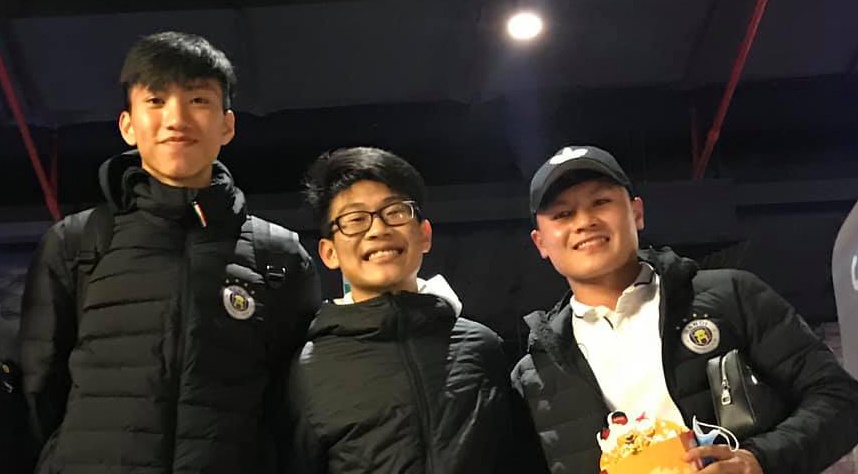 Quang Hai, Bui Tien Dung va ban gai bi bat gap khi di xem phim khuya hinh anh